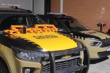 Drogas apreendidas após perseguição policial na Zona da Mata que teve tiros, carro jogado em rio e rastreamento em mata