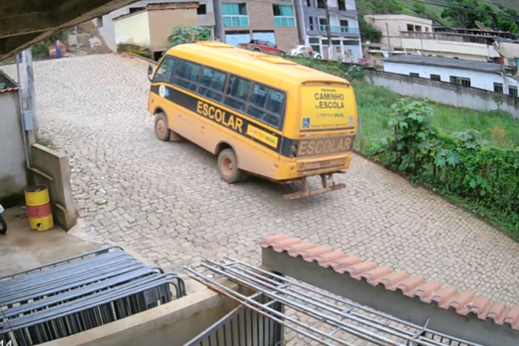 Vídeo mostra novo ângulo do acidente com micro-ônibus escolar em Cipotânea-MG