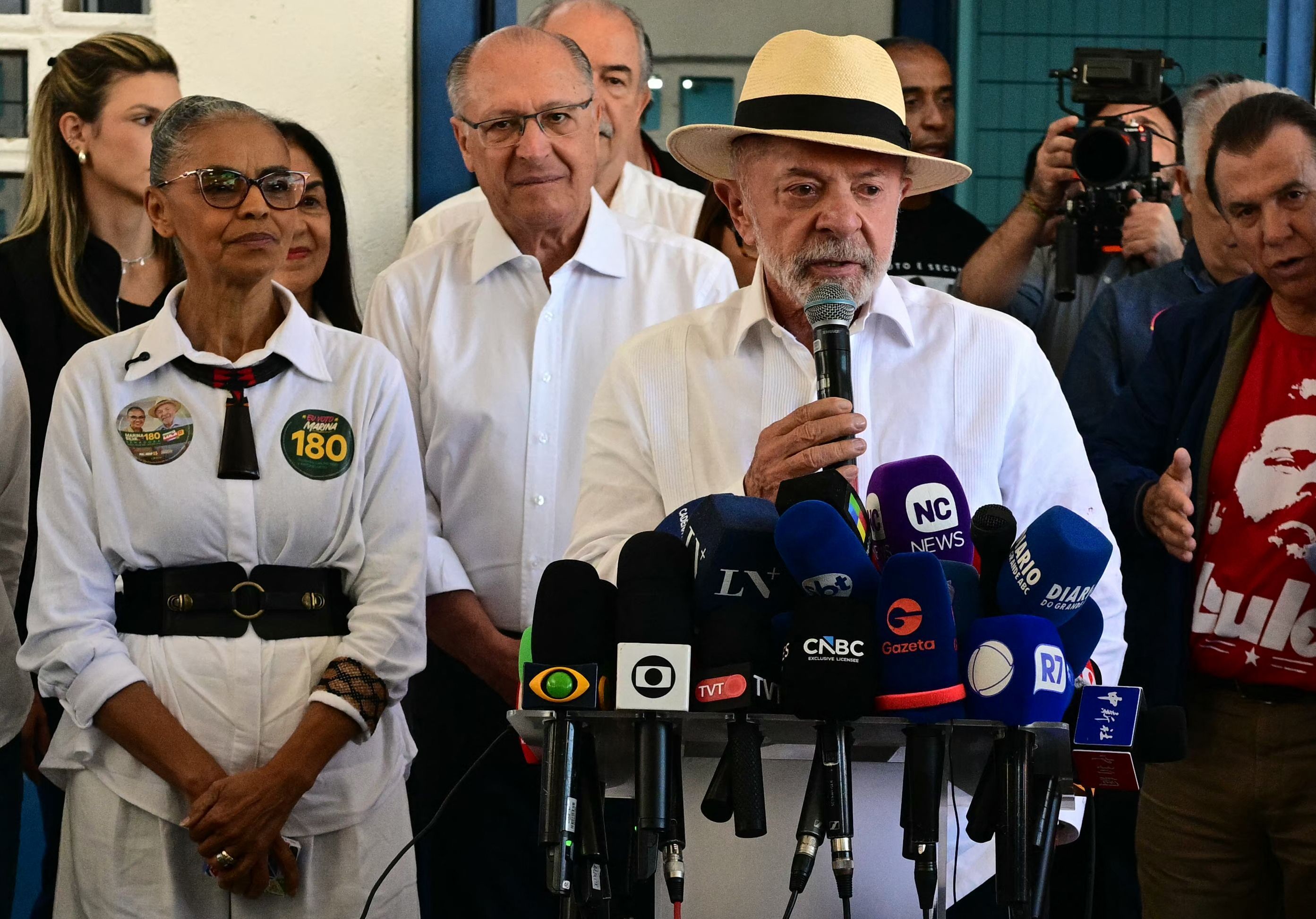 Eleições 2026: 'O povo é soberano', diz Lula antes de votar e afirma que resultado será acatado