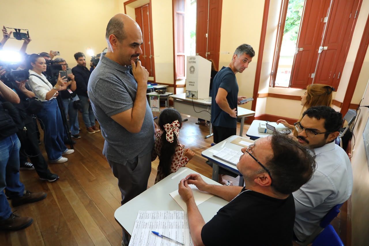 Mateus Simões, candidato à reeleição ao Governo de Minas Gerais, vota em Belo Horizonte
