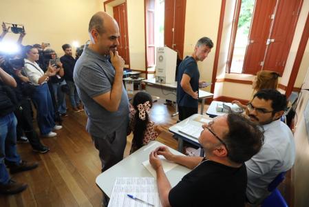Mateus Simões vota durante eleições realizadas neste domingo (4)