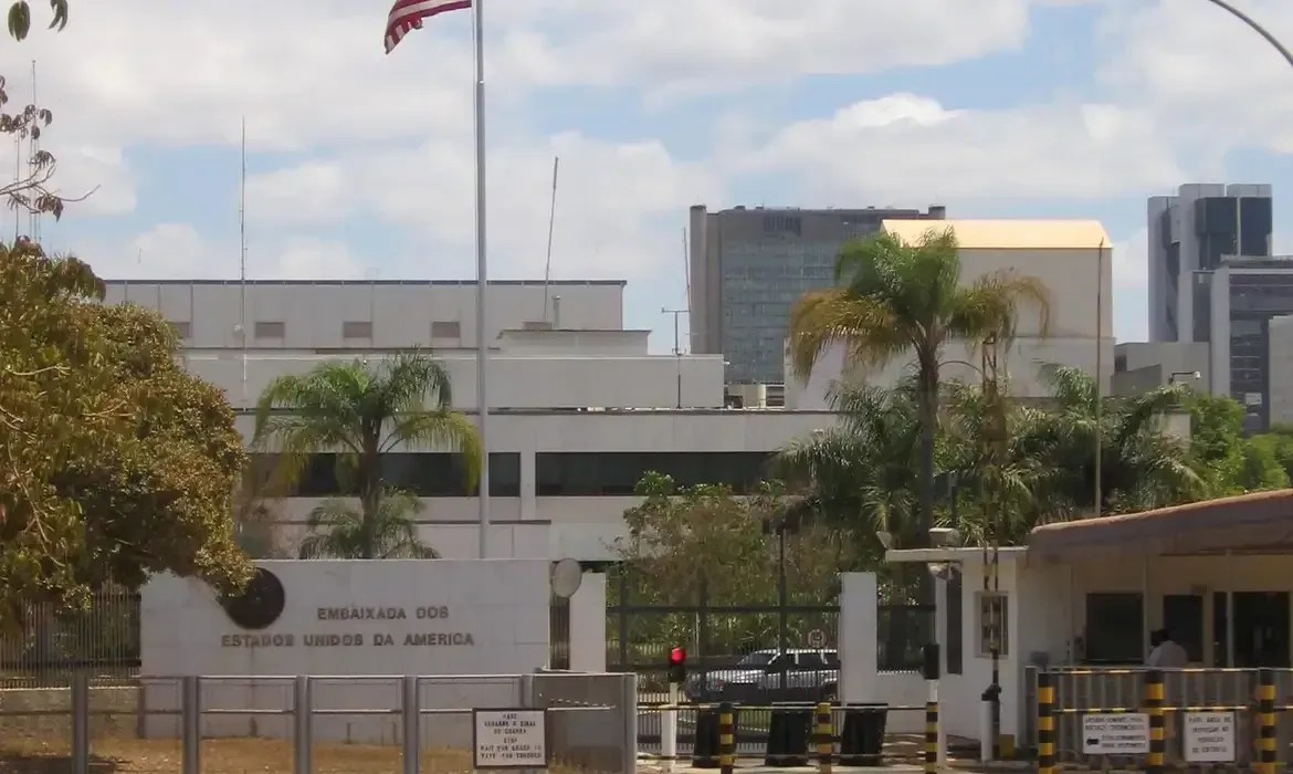EUA suspendem serviços presenciais da Embaixada no Brasil e alegam questão de segurança