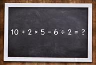 Você consegue resolver 10 + 2 × 5 − 6 ÷ 2 sem calculadora? Um detalhe simples pode mudar sua resposta