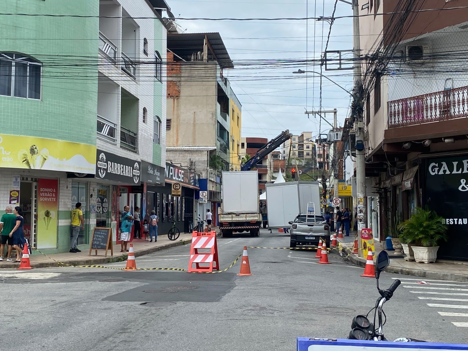 Montagem de estrutura interdita rua Siquem e parte da avenida Selim José de Sales para ato de campanha em Ipatinga