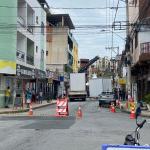 Montagem de estrutura interdita rua Siquem e parte da avenida Selim José de Sales para ato de campanha em Ipatinga