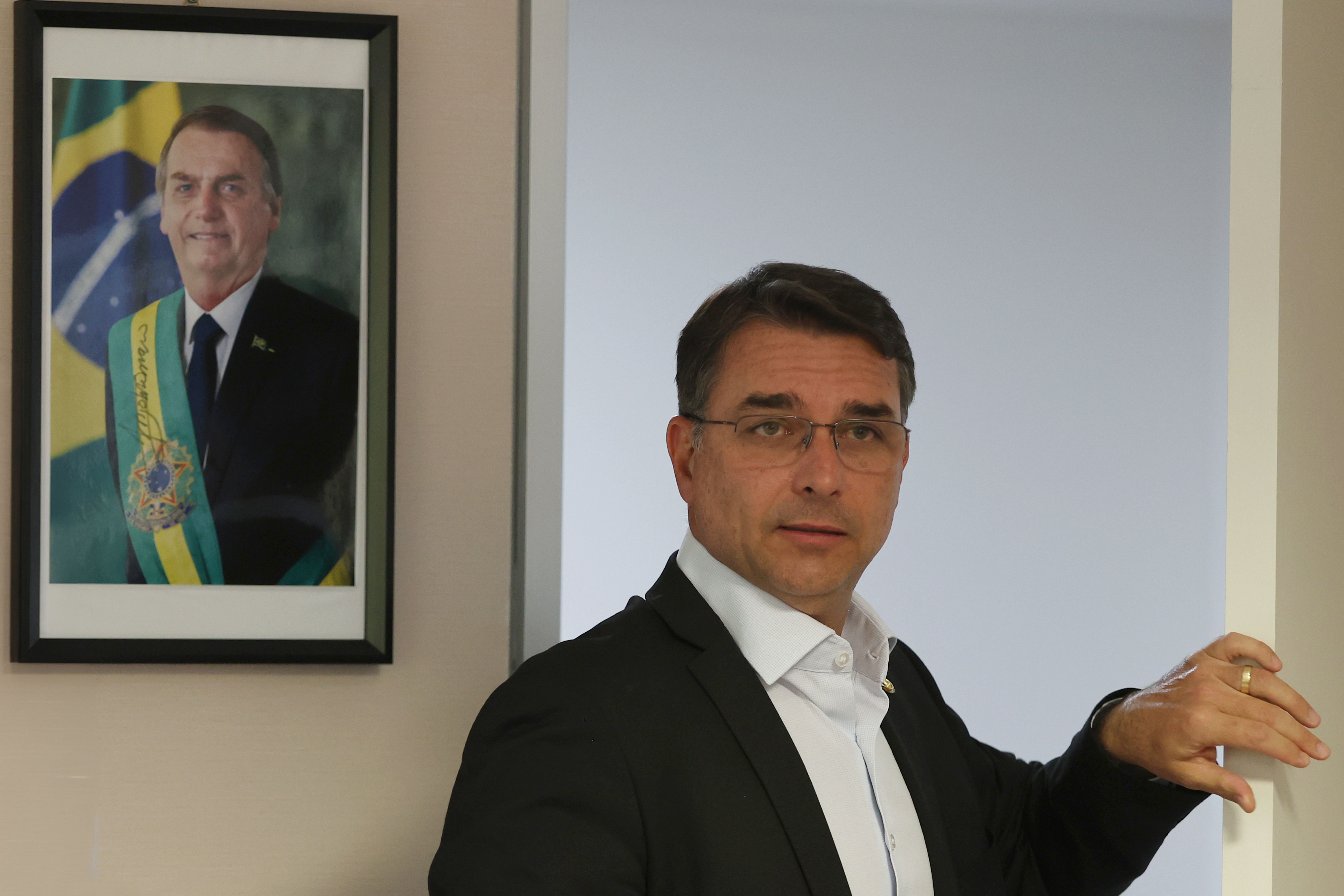 PGR dá parecer favorável para que Flávio volte a visitar Bolsonaro