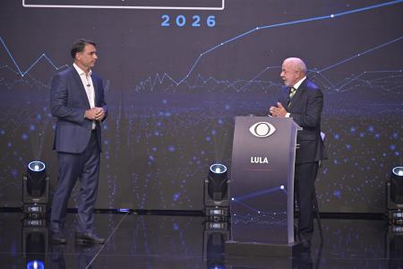 Flávio Bolsonaro e Lula durante encontro da TV Bandeirantes