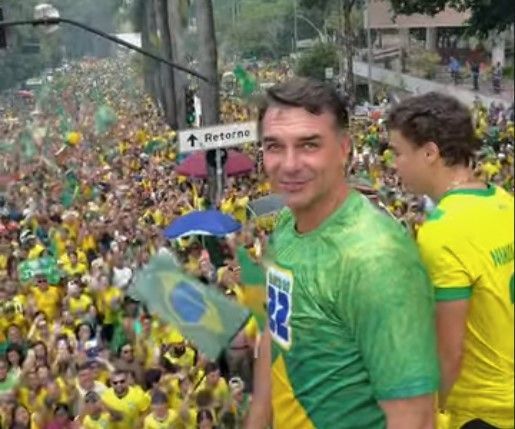 Flávio Bolsonaro faz ato na Praça da Liberdade com Cleitinho, Nikolas, Tarcísio e Zema