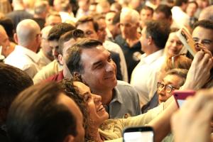 Flávio Bolsonaro promete aliança com prefeitos caso eleito: ‘Sou municipalista por convicção’