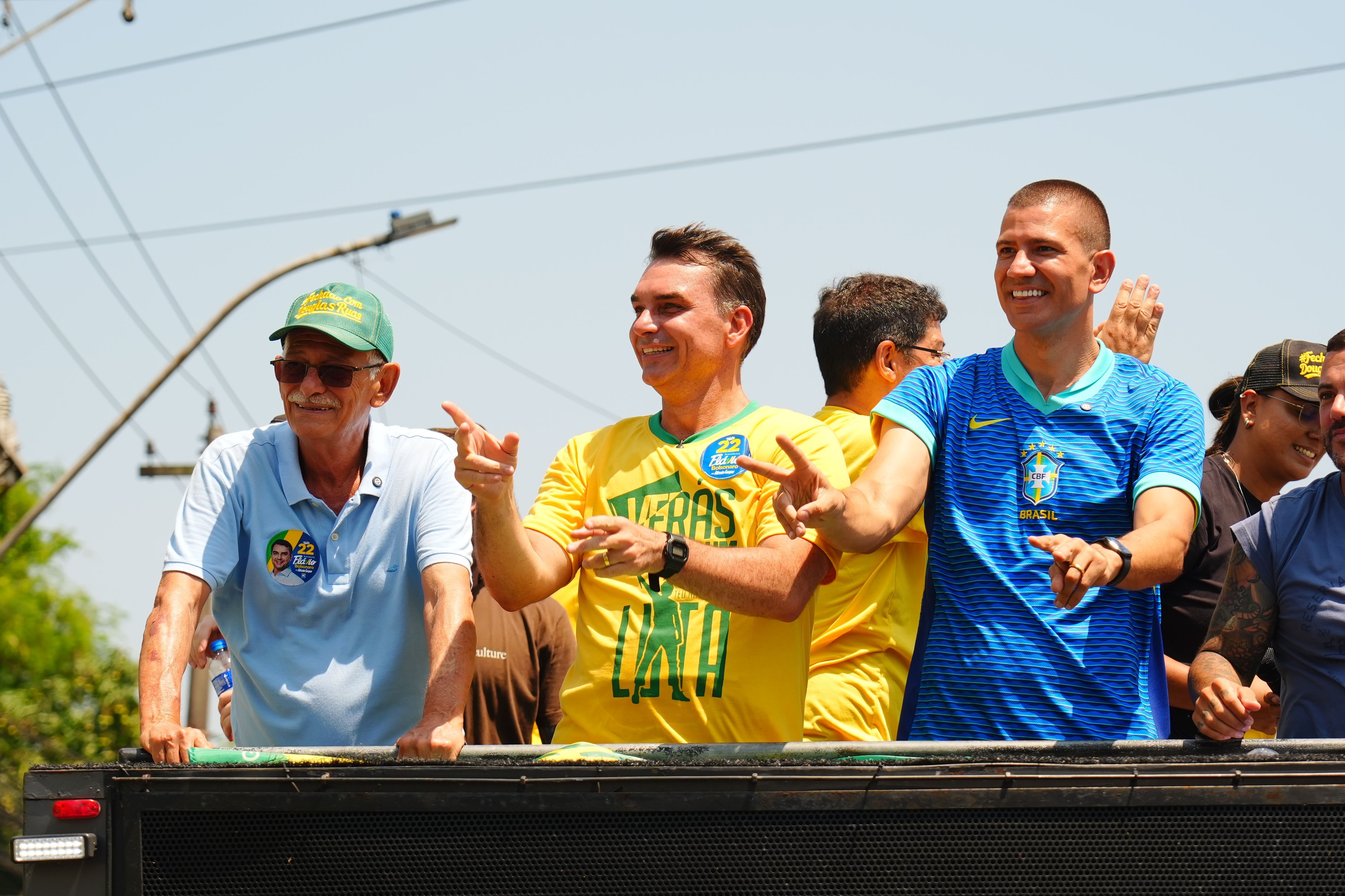 Flávio diz que Jair Bolsonaro colocará faixa presidencial nele se vencer eleição