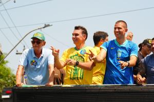 Flávio afirma que Jair Bolsonaro colocará faixa presidencial nele se vencer eleição deste ano