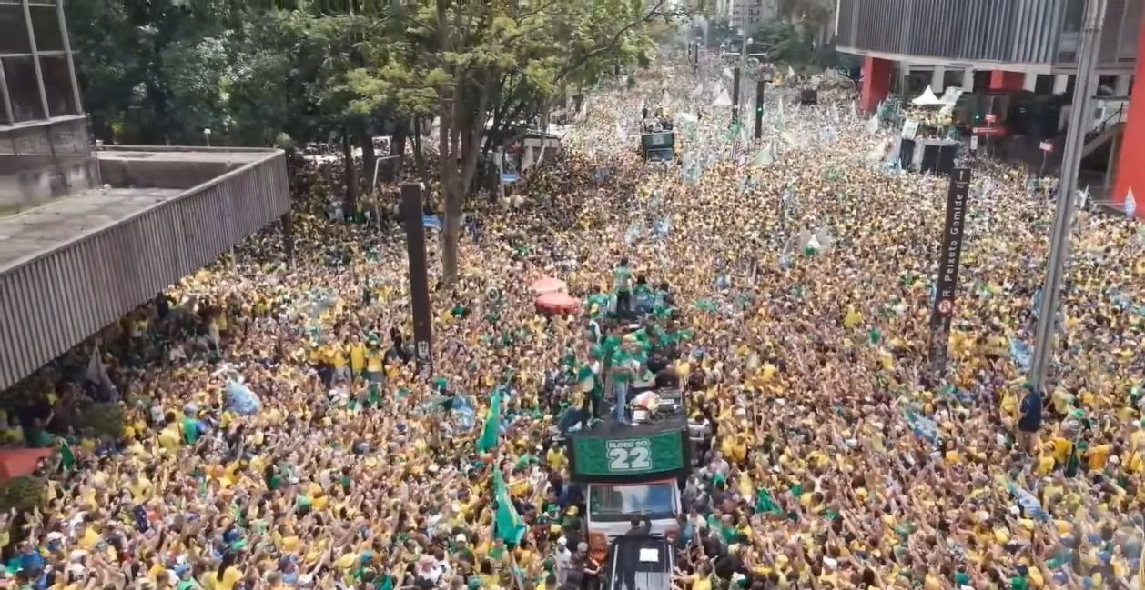 Em ato na Paulista, Flávio diz que receberá a faixa presidencial do pai, Jair Bolsonaro