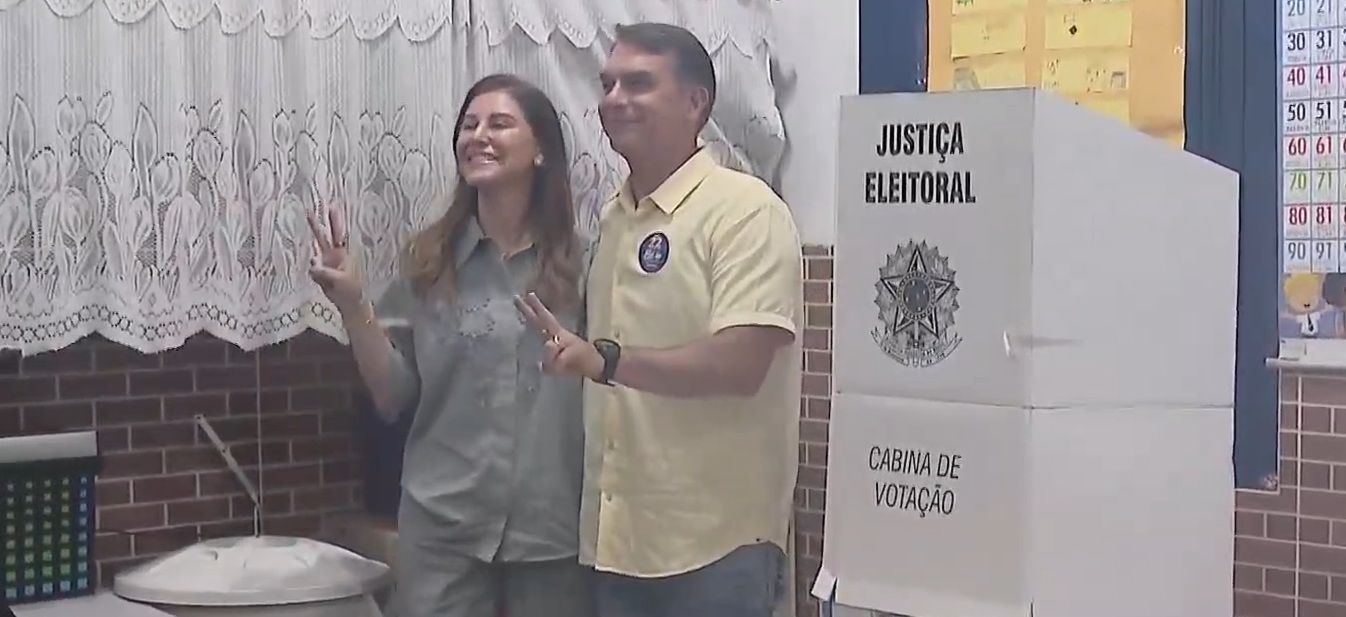 Flávio Bolsonaro vota no Rio de Janeiro e demonstra confiança em vitória: 'O Brasil vai mudar e vai vencer'