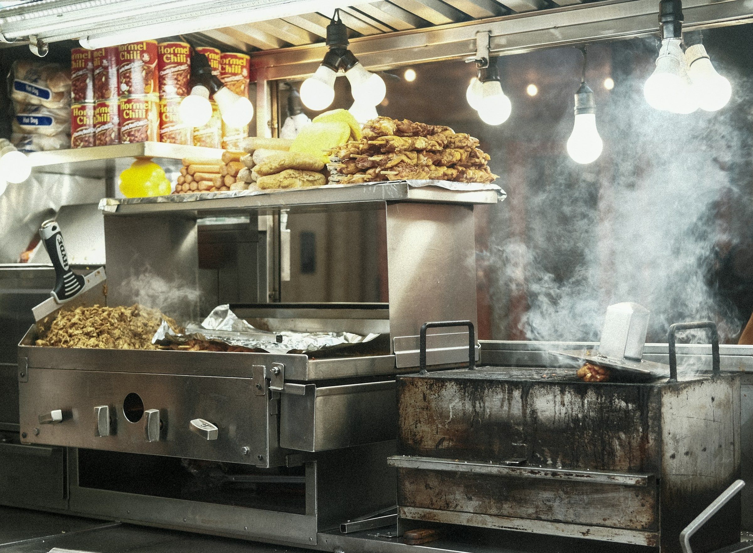 Nova lei libera venda de espetinhos e hambúrgueres em food trucks em BH