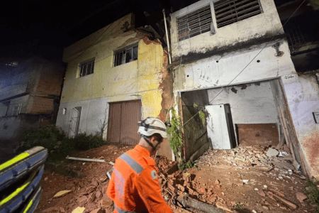 Casa desabou no bairro Santa Rita em Juiz de Fora • Corpo de Bombeiros / Divulgação