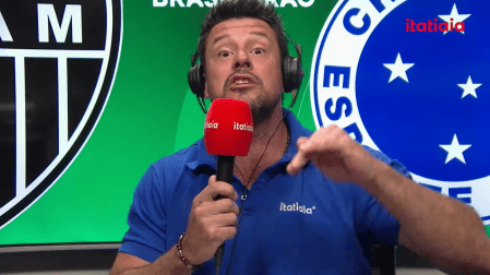 Fabrício, comentarista da Itatiaia e ex-jogador e ídolo do Cruzeiro, durante transmissão do superclássico