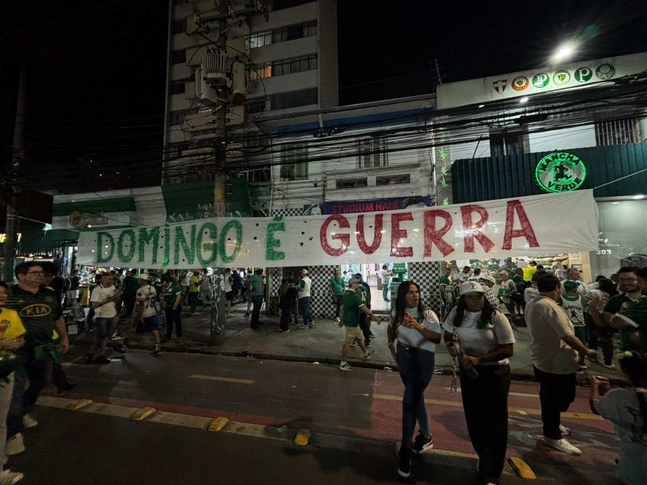 Torcida do Palmeiras exibe faixa com recado para jogo com Corinthians: 'Guerra'