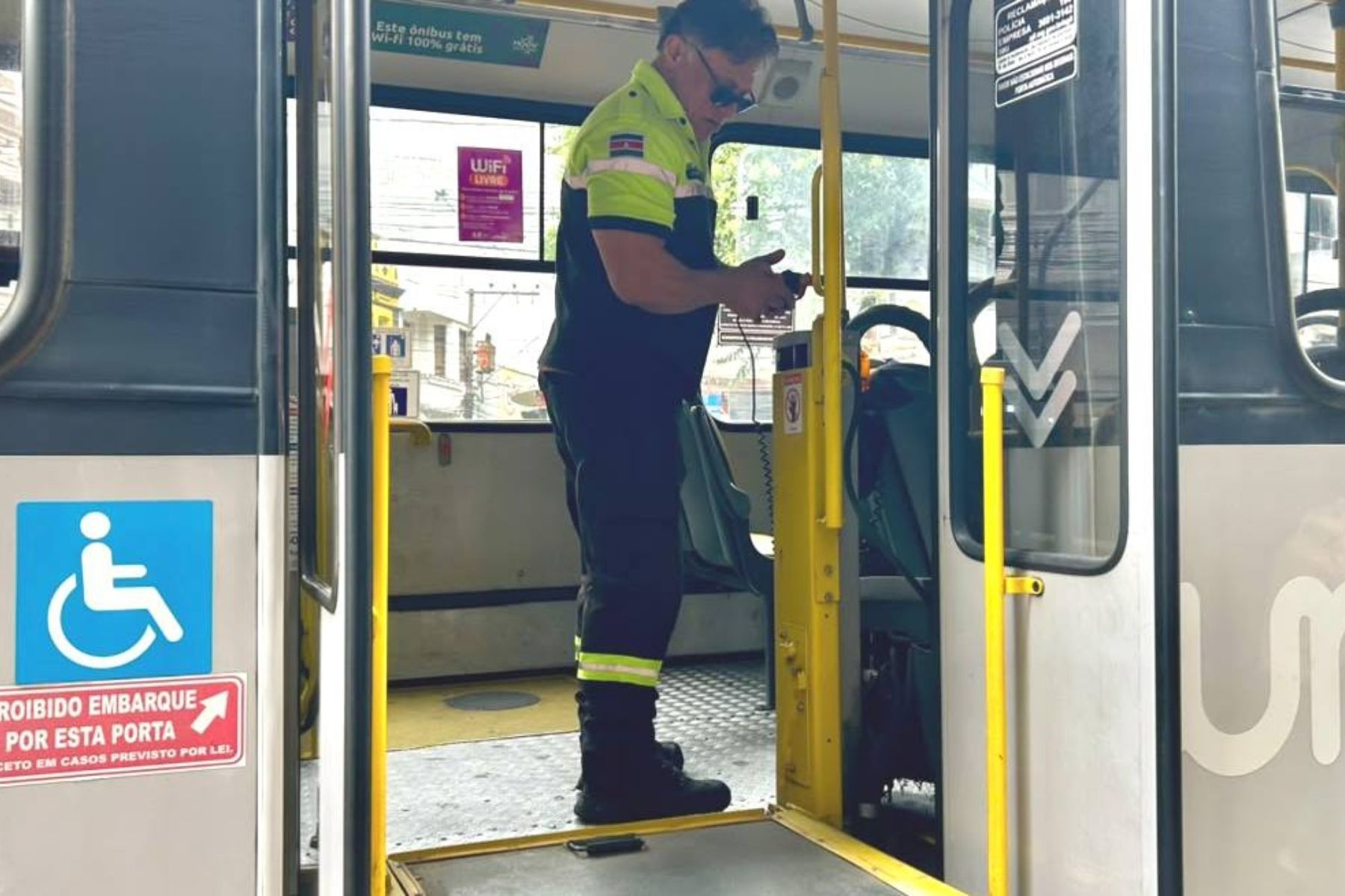 Fiscalização flagra falha em elevador de acessibilidade de ônibus urbano em Juiz de Fora