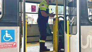 Fiscalização flagra falha em elevador de acessibilidade de ônibus urbano em Juiz de Fora