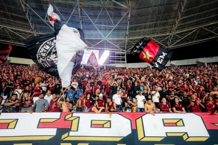 Torcida do Flamengo presente no Nilton Santos em clássico com o Vasco pelo Campeonato Brasileiro