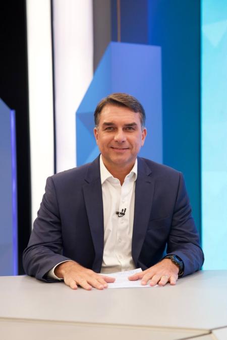 O senador e candidato à Presidência da República Flávio Bolsonaro durante entrevista concedida à jornalista Renata Lo Prete na TV Globo