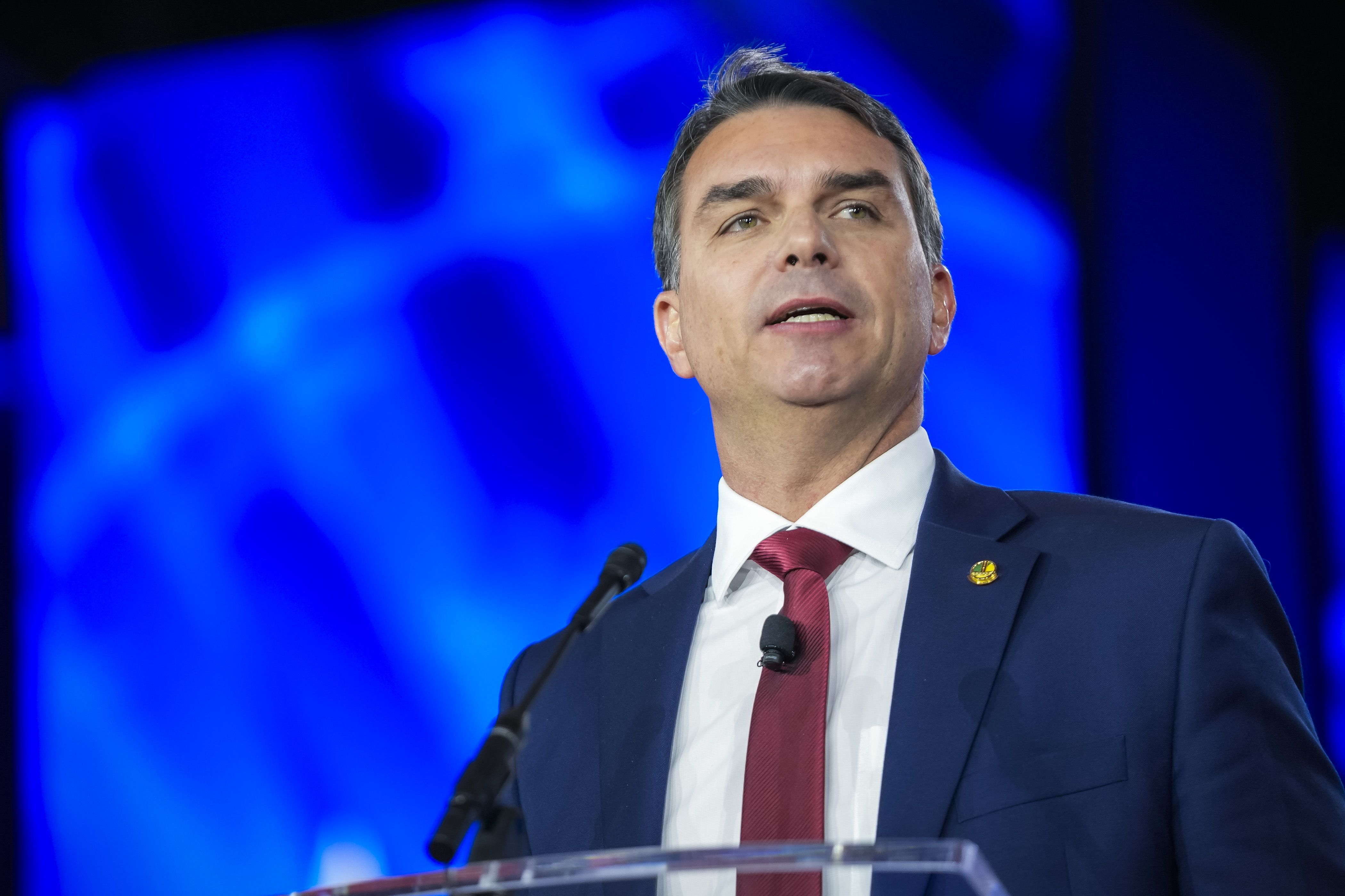 Campanha de Flávio Bolsonaro critica retorno do canal ‘Exército do Lula’ após decisão do TSE