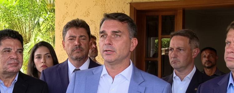 Flávio Bolsonaro em coletiva nesta terça-feira (6).