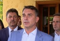 Flávio Bolsonaro diz que aceitará resultado das urnas: 'Não há caminho fora da política'