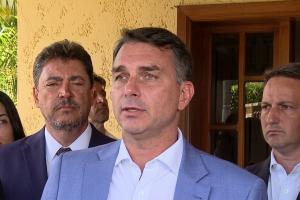 Flávio Bolsonaro diz que aceitará resultado das urnas: 'Não há caminho fora da política'