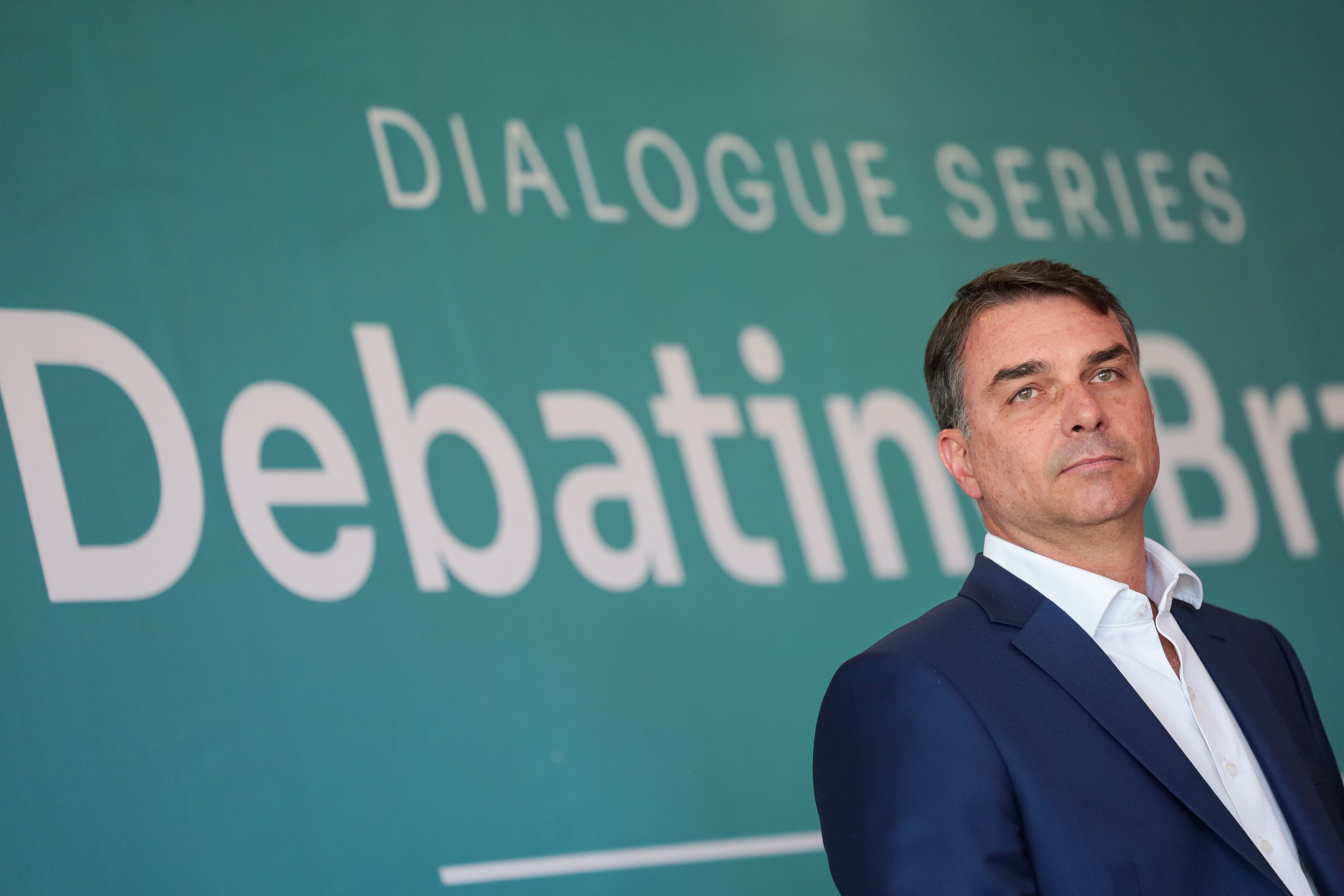 Flávio Bolsonaro faz aceno ao eleitorado feminino em agenda no Rio de Janeiro