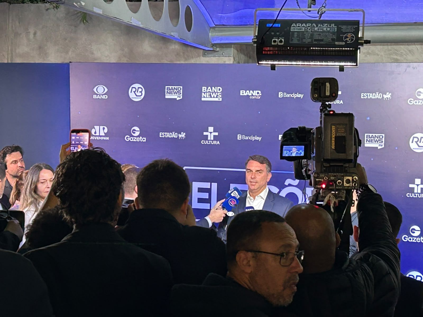 Ao lado de Nikolas e Moro, Flávio Bolsonaro chega ao debate da Band