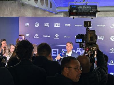 Flávio Bolsonaro chega ao debate de Band neste domingo (18)