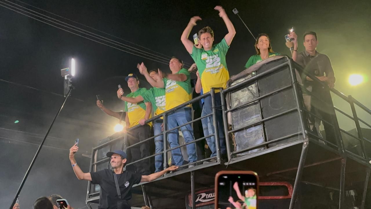Ao lado de Nikolas Ferreira, Flávio Bolsonaro participa de ‘Blocão’ em Montes Claros