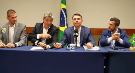 Flávio Bolsonaro se pronunciou após cancelamento do debate da Globo