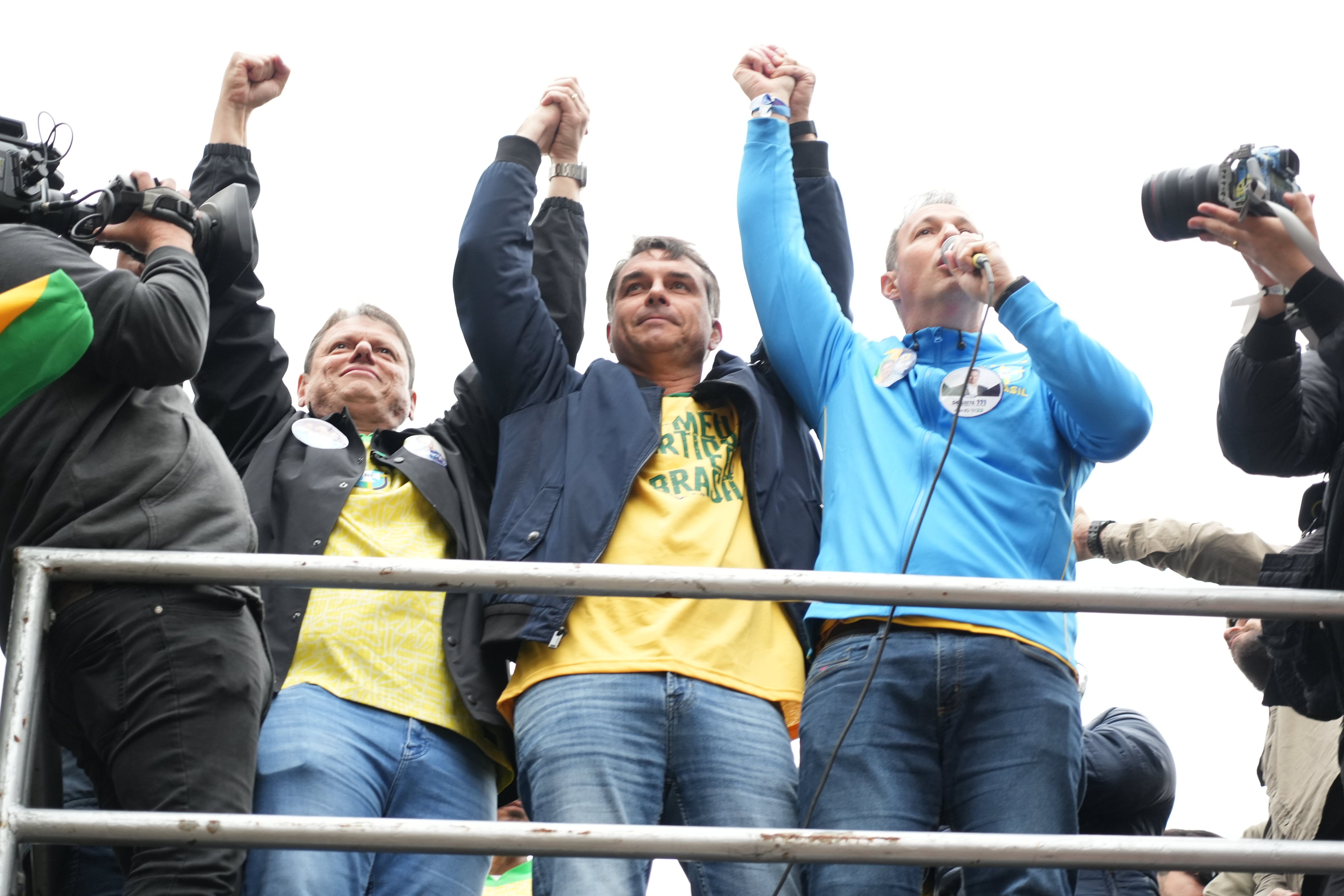 Em SP, Flávio faz último ato de campanha, fala em vitória no 1º turno e critica STF