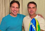 Foragido da Justiça brasileira, Ramagem publica foto com Flávio Bolsonaro nos EUA: ‘Livre da perseguição’