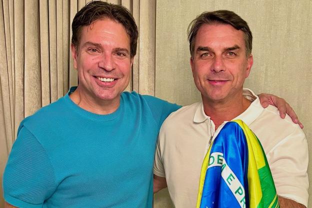 Foragido da Justiça brasileira, Ramagem publica foto com Flávio nos EUA: ‘Livre da perseguição'