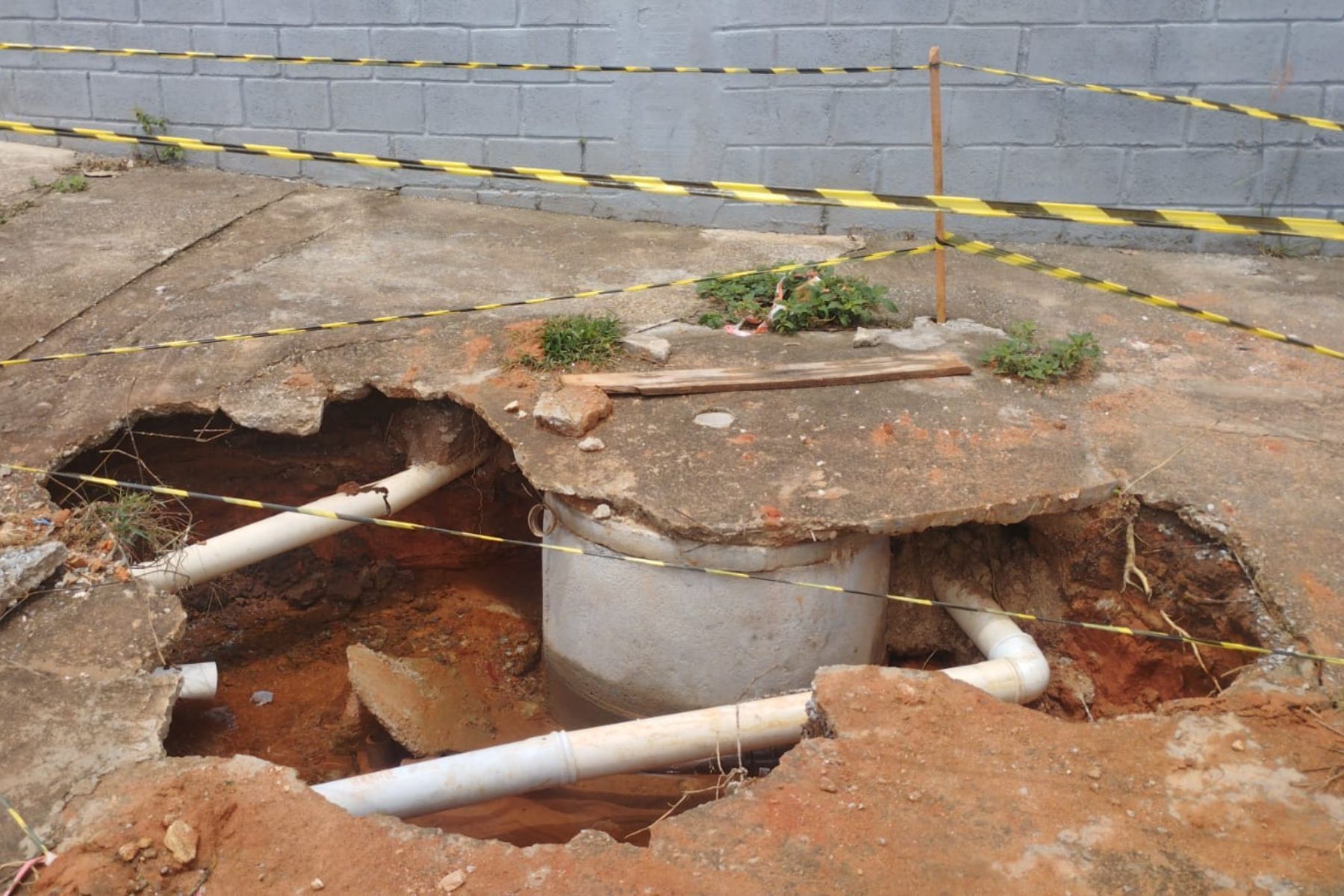 Moradores denunciam falta de água e cratera em calçada após obra inacabada da Copasa na Grande BH
