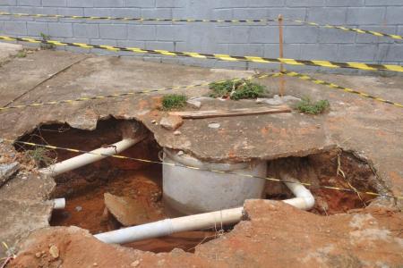 Grande buraco permanece aberto no passeio de um imóvel vizinho em Contagem