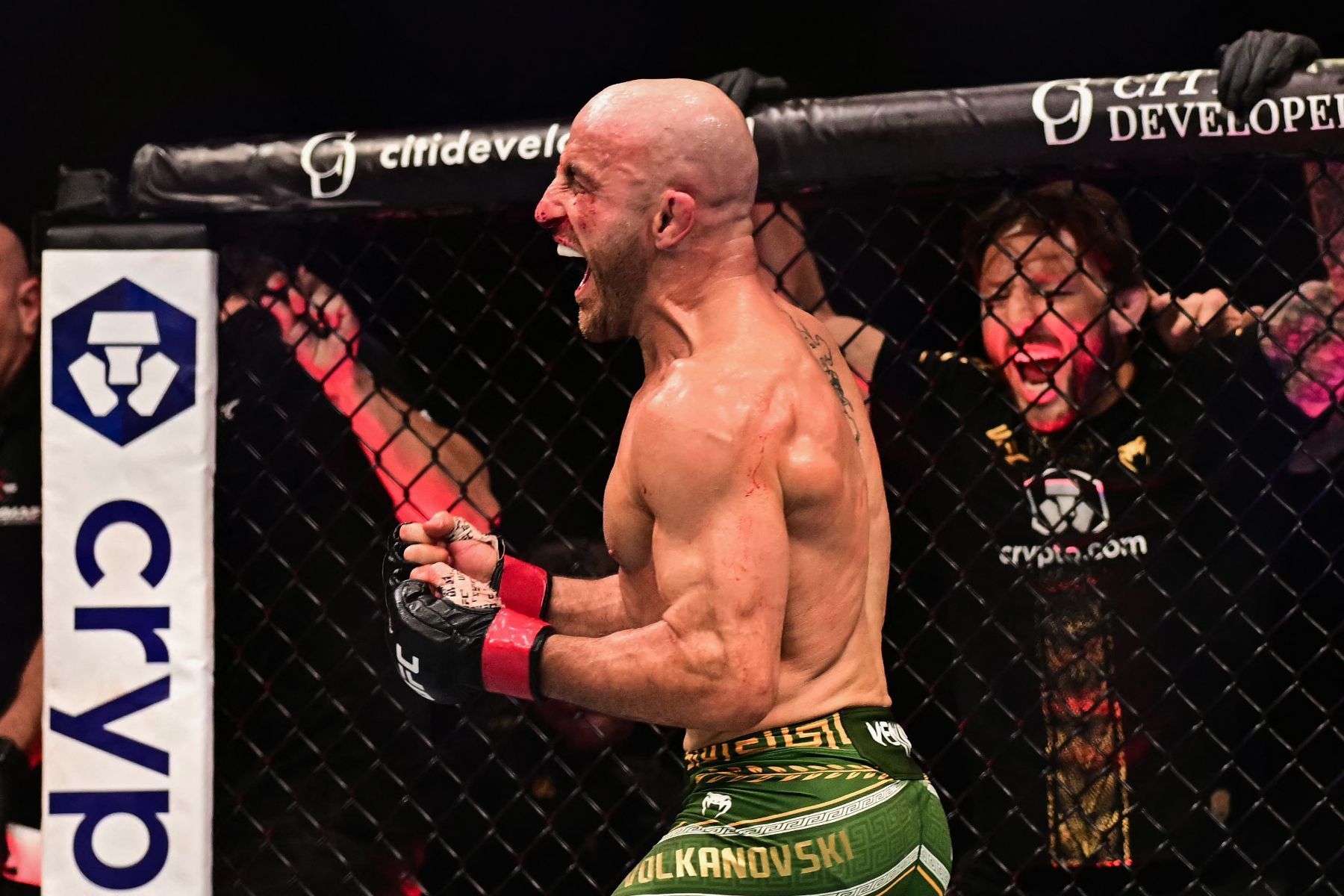 Cinturões mantidos: Volkanovski atropela, e Petr Yan vence por decisão no UFC 333