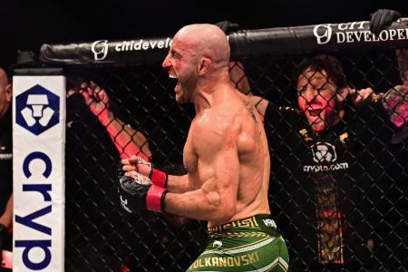 Volkanovski manteve o cinturão dos penas do UFC