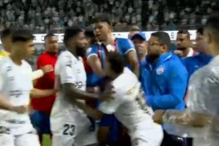 Neymar e Marcos Victor durante confusão em jogo entre Bahia e Santos pelo Campeonato Brasileiro, no sábado (24) • Reprodução