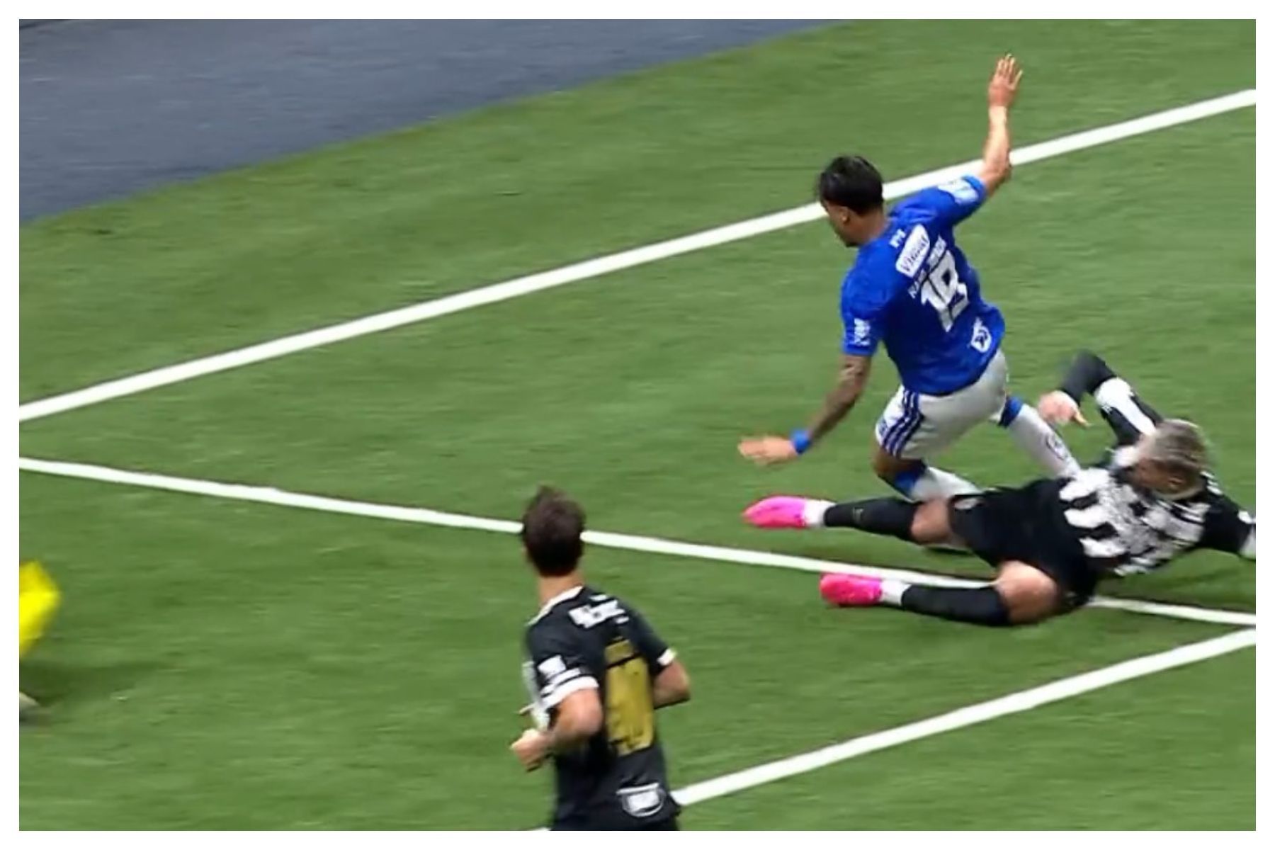Lyanco fez pênalti em Kaio Jorge? comentarista analisa polêmica em Atlético x Cruzeiro