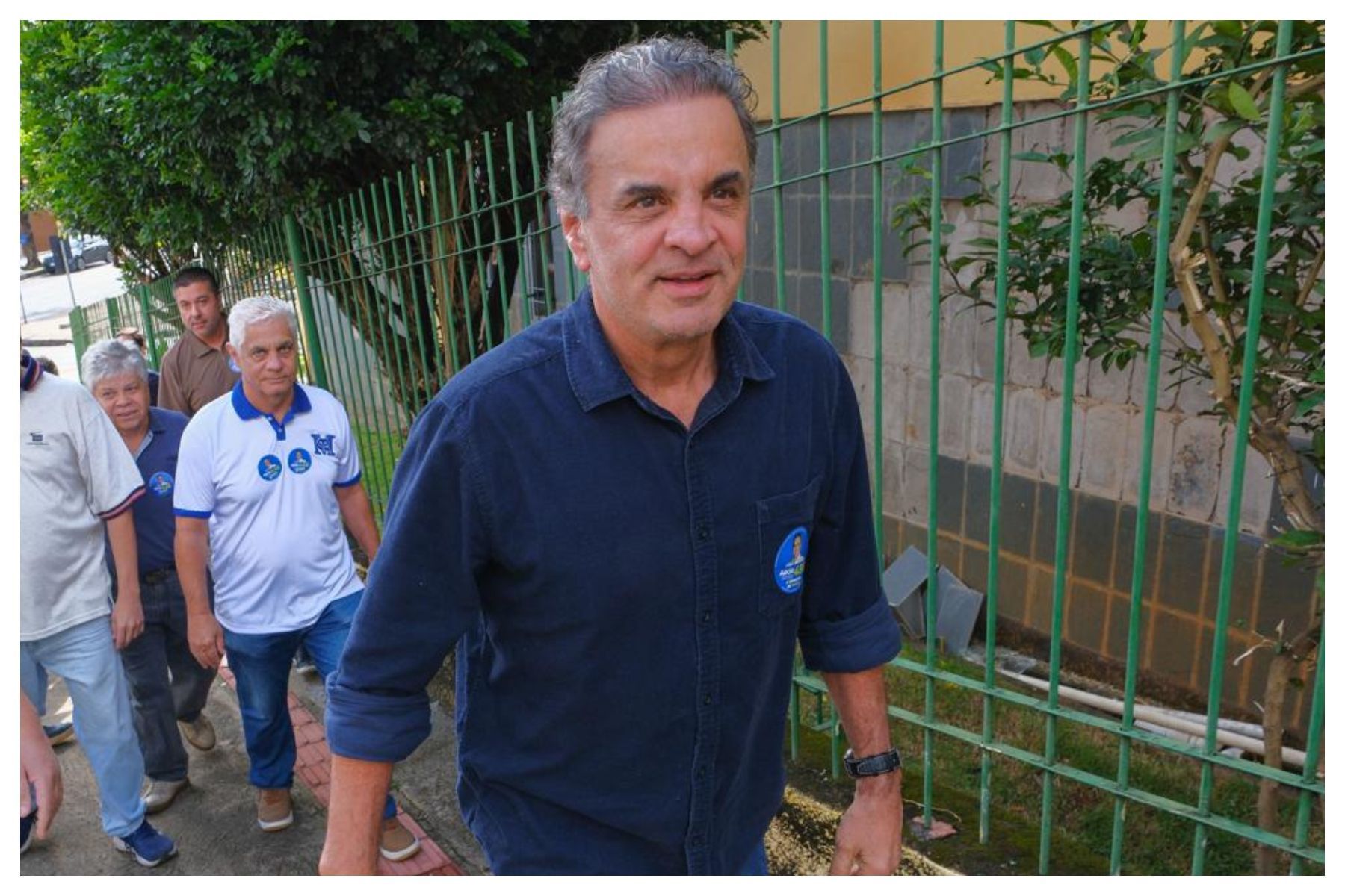 Aécio Neves vota em meio a fila em escola no bairro Serra, em Belo Horizonte