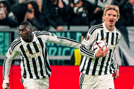 Juventus comemora gol contra Rennes pela Liga Europa
