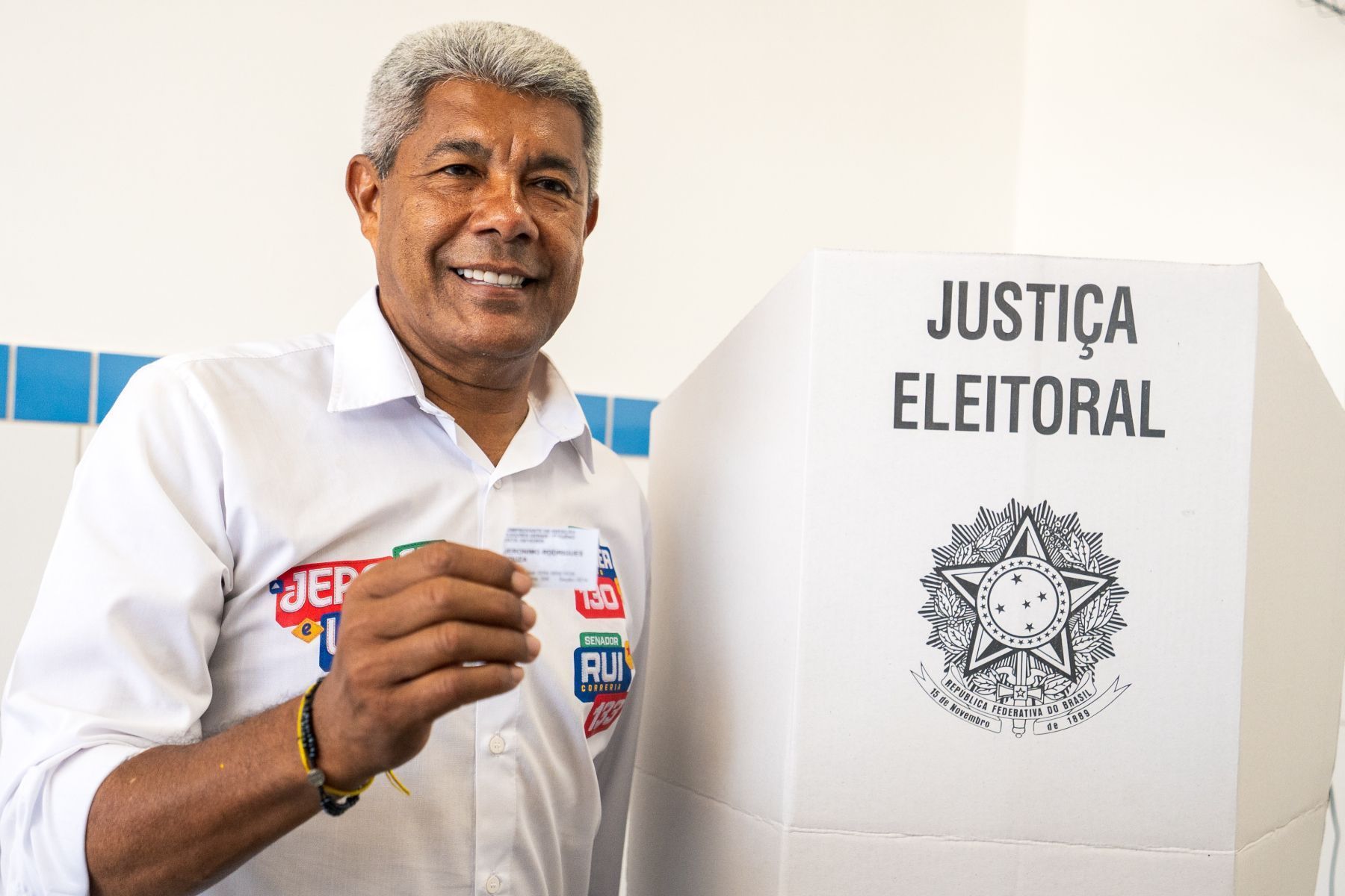 Eleição na Bahia: Jerônimo Rodrigues vota em Salvador e diz estar confiante em vitória no 1º turno 'respeitando oposição'