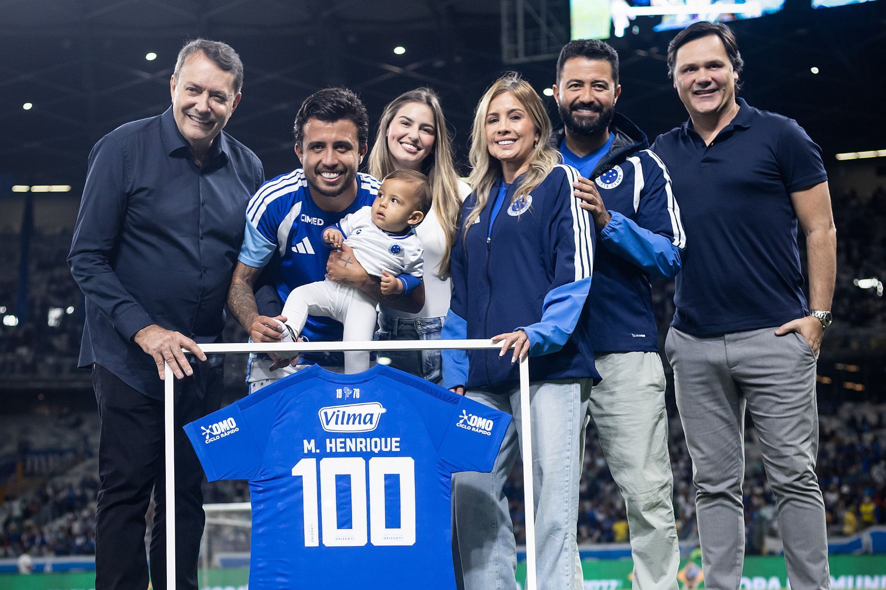 Volante do Cruzeiro, Matheus Henrique recebe homenagem por marca histórica pelo clube
