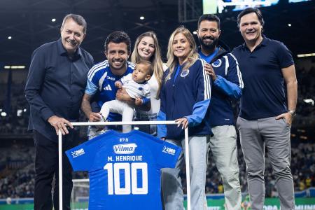Matheus Henrique recebe homenagem do Cruzeiro