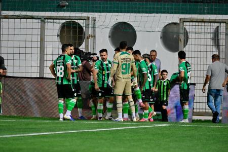 Jogadores do América antes de partida com o Juventude, pela Série B