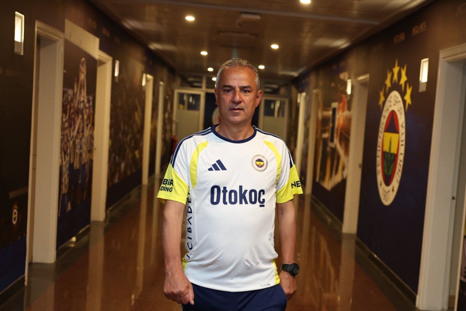 Técnico deixa comando do Fenerbahçe após derrota e confusão no Dérbi Intercontinental